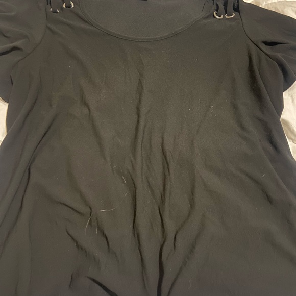 Carmen Marc Valvo shirt sleeve blouse with embellishment on ea side - Picture 2 of 6